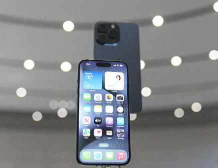 九所镇Apple维修站分享买iPhone15还是华为Mate60